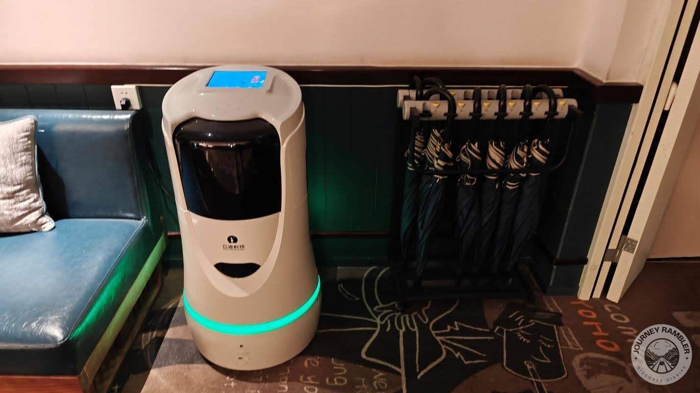 robot to deliver food