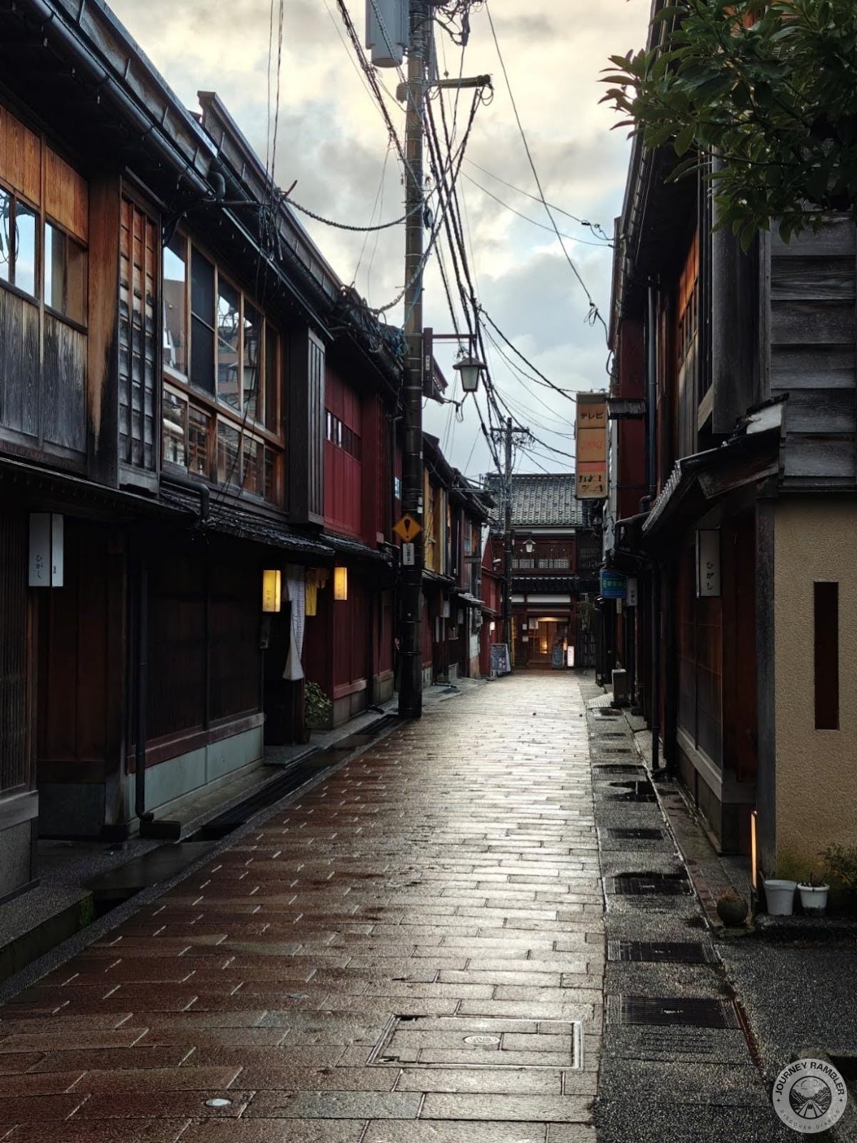 shops had already started lighting up their lanterns