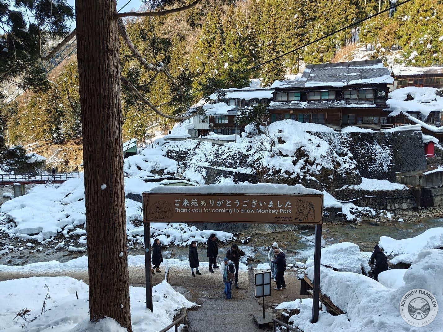 view of the Jigokudani Onsen Kourakukan buildings