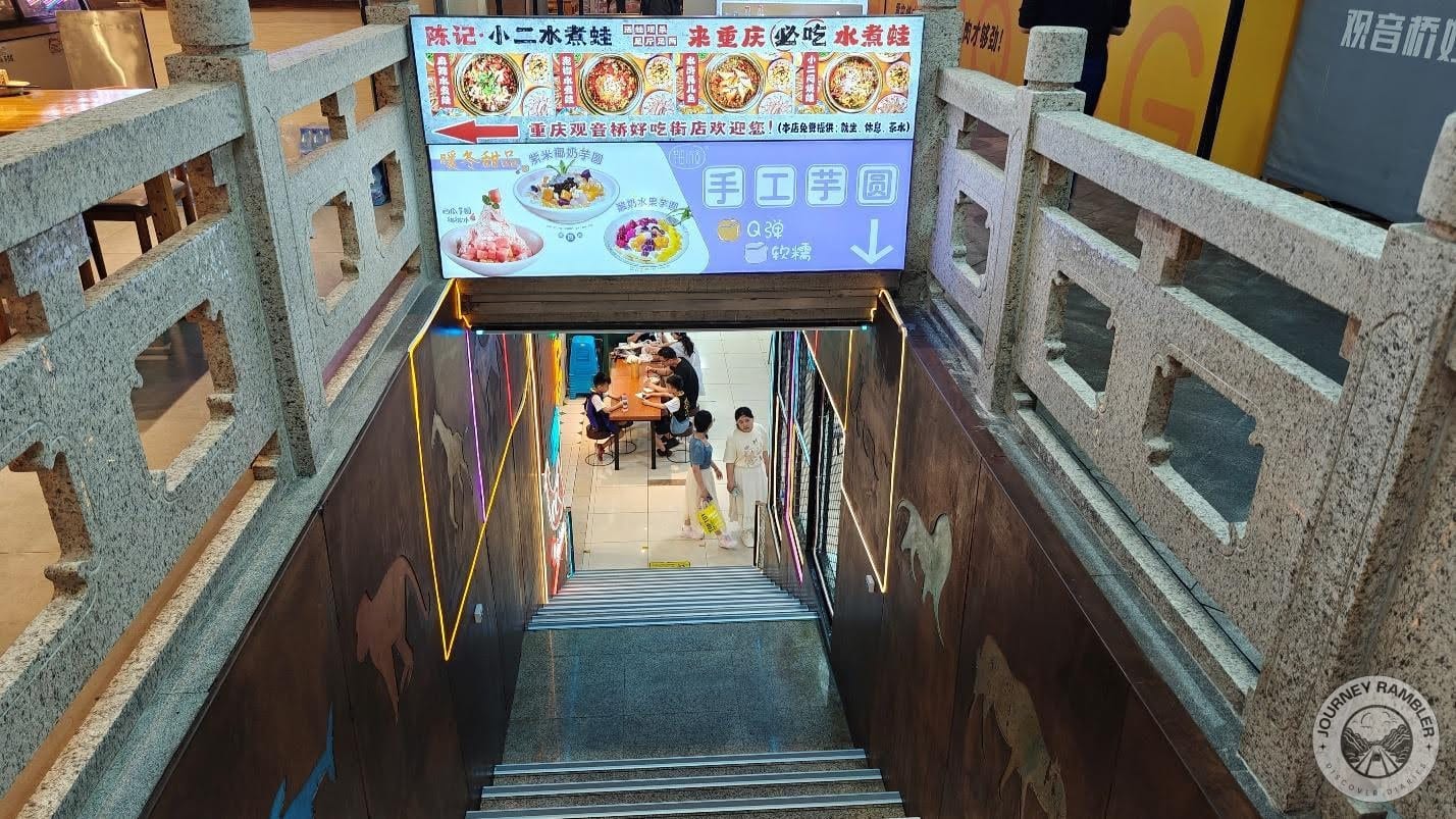 Guanyin Bridge Food Street also has multiple levels