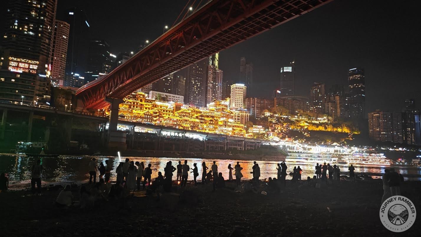 Qiansimen Bridge’s lights served to enhance Hongyadong’s brilliance