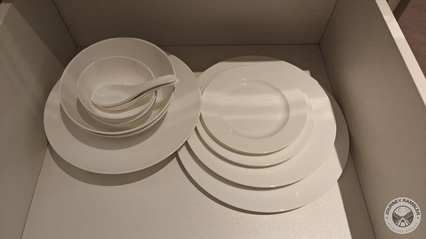 drawer for plates and bowls