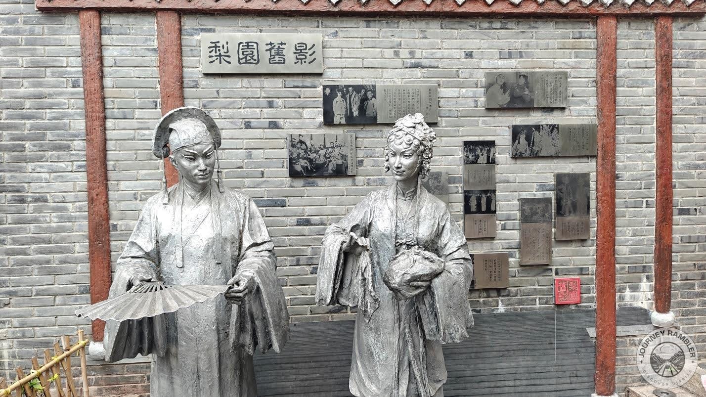 statues of Chinese opera performers