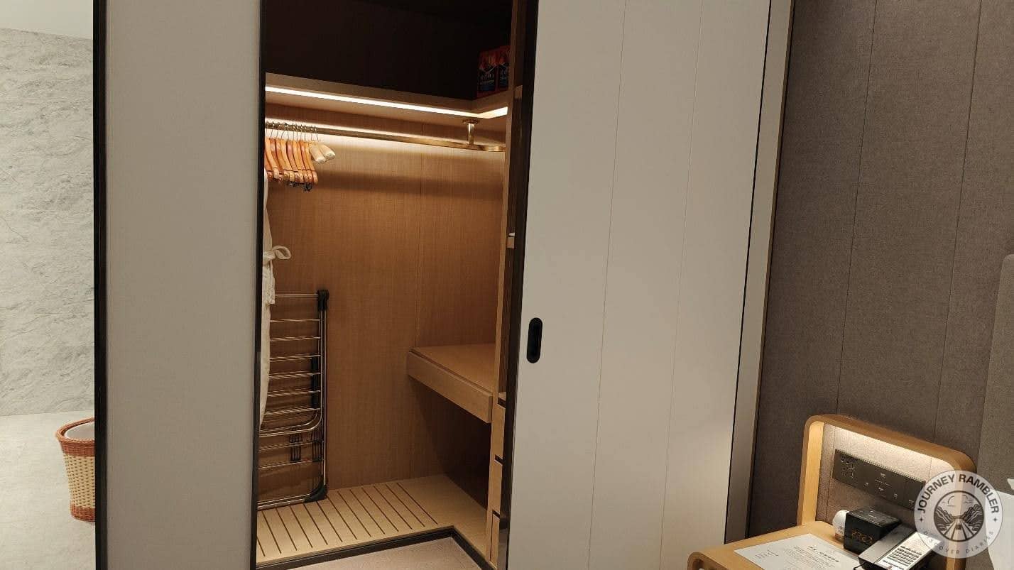 walk-in closet