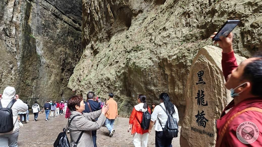 area right before Heilong Bridge’s entrance