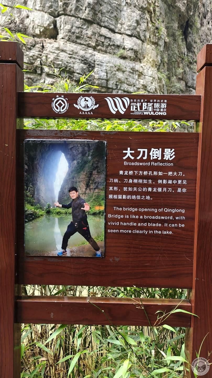 pose of the guy on the signboard’s accompanying image