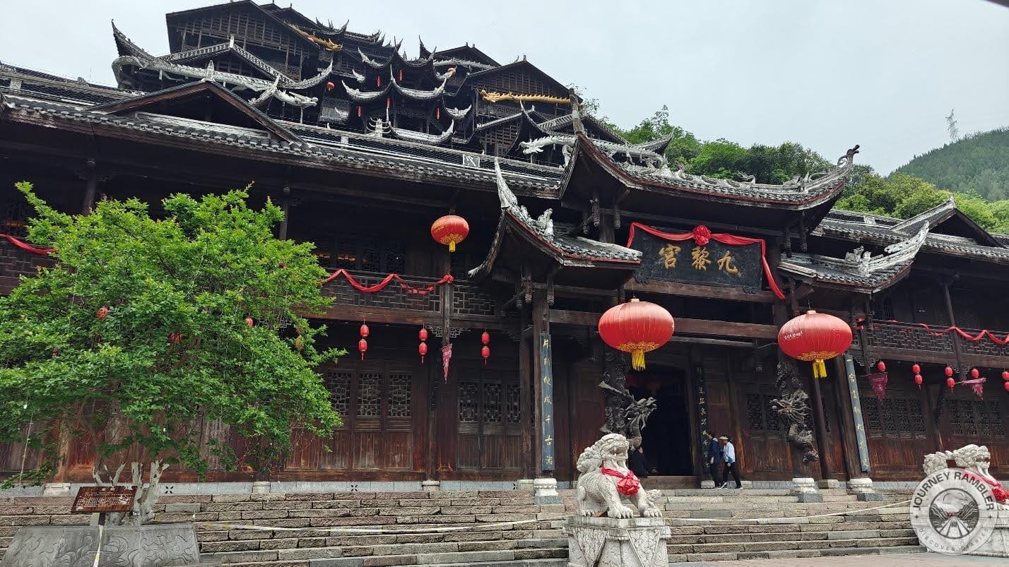 statues akin to the komainu in Japanese shrines