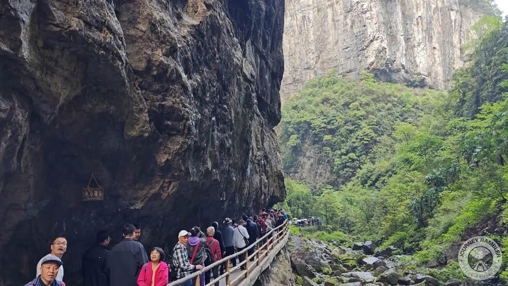 the path after passing through Qinglong Bridge gets to narrow down
