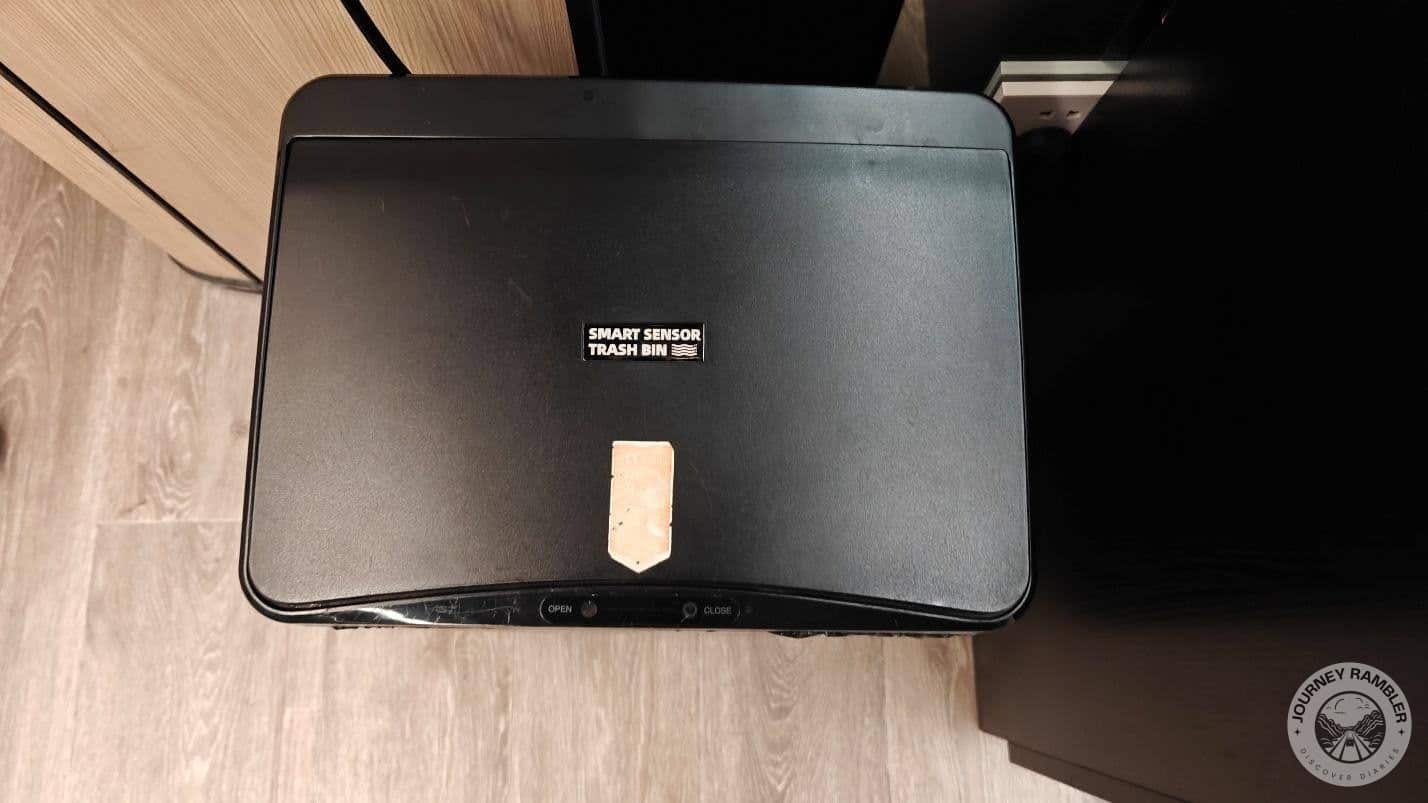 trash bin that has a smart sensor