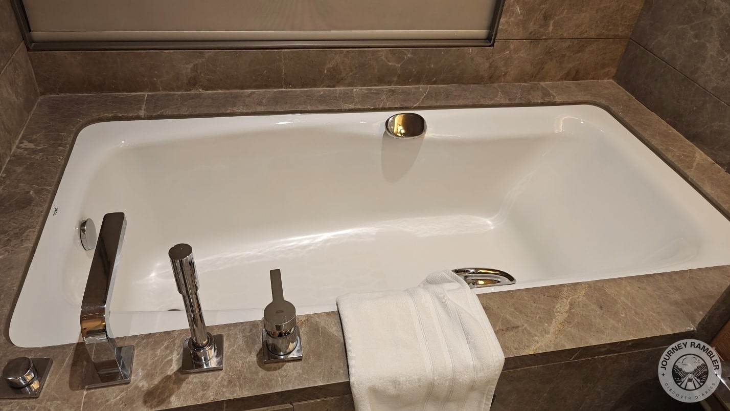 what the bathtub looks like up close