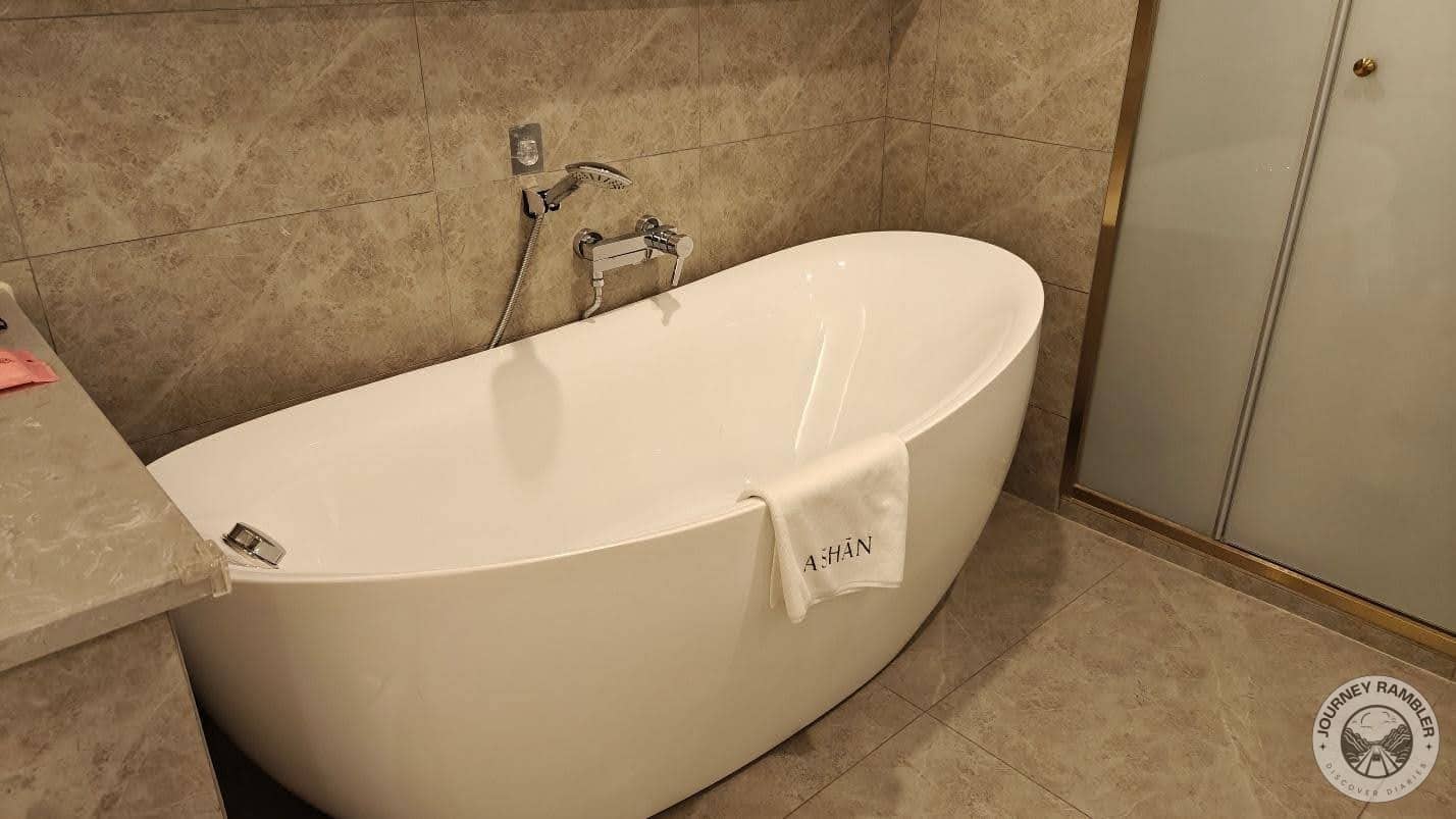 how the bath tub looks from another angle