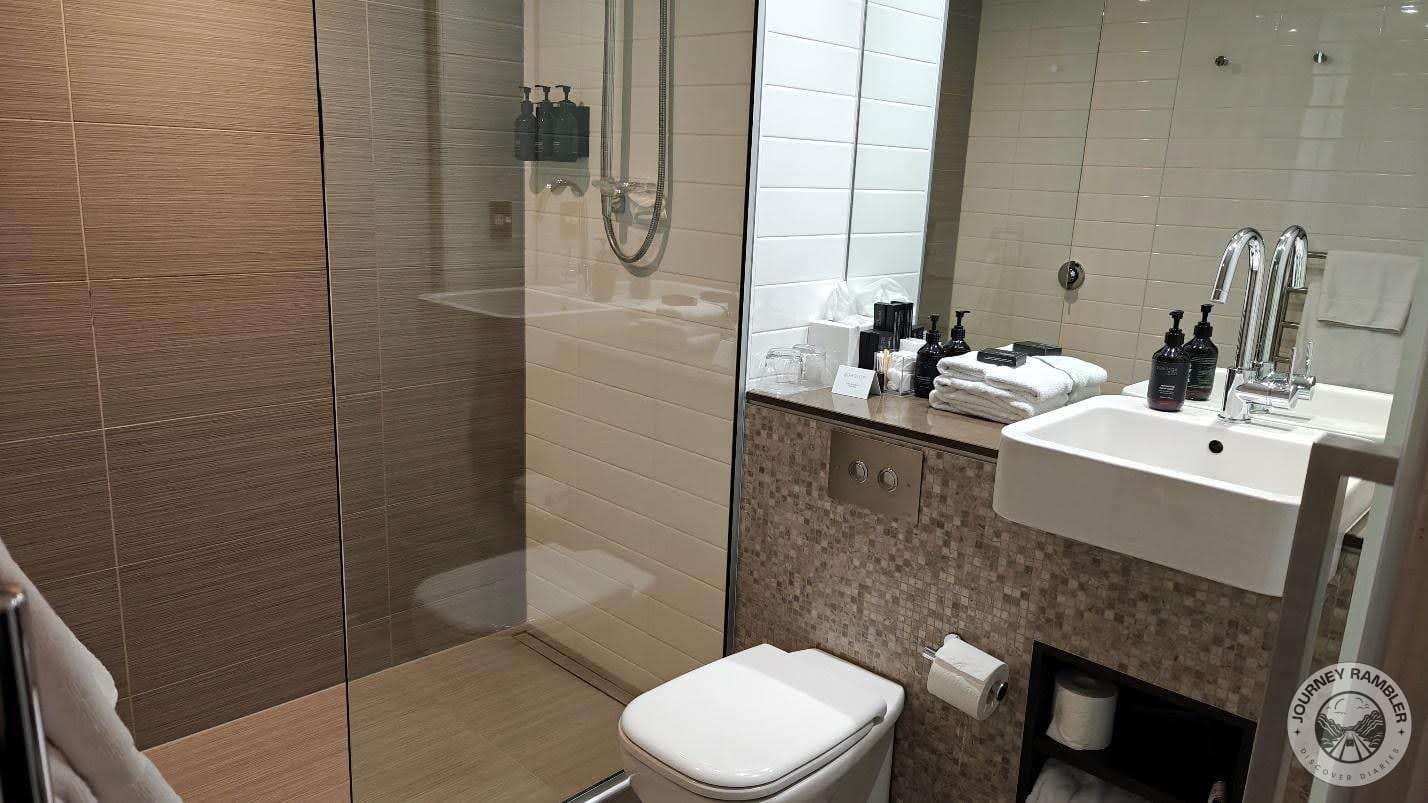 Large mirrors behind the washbasin