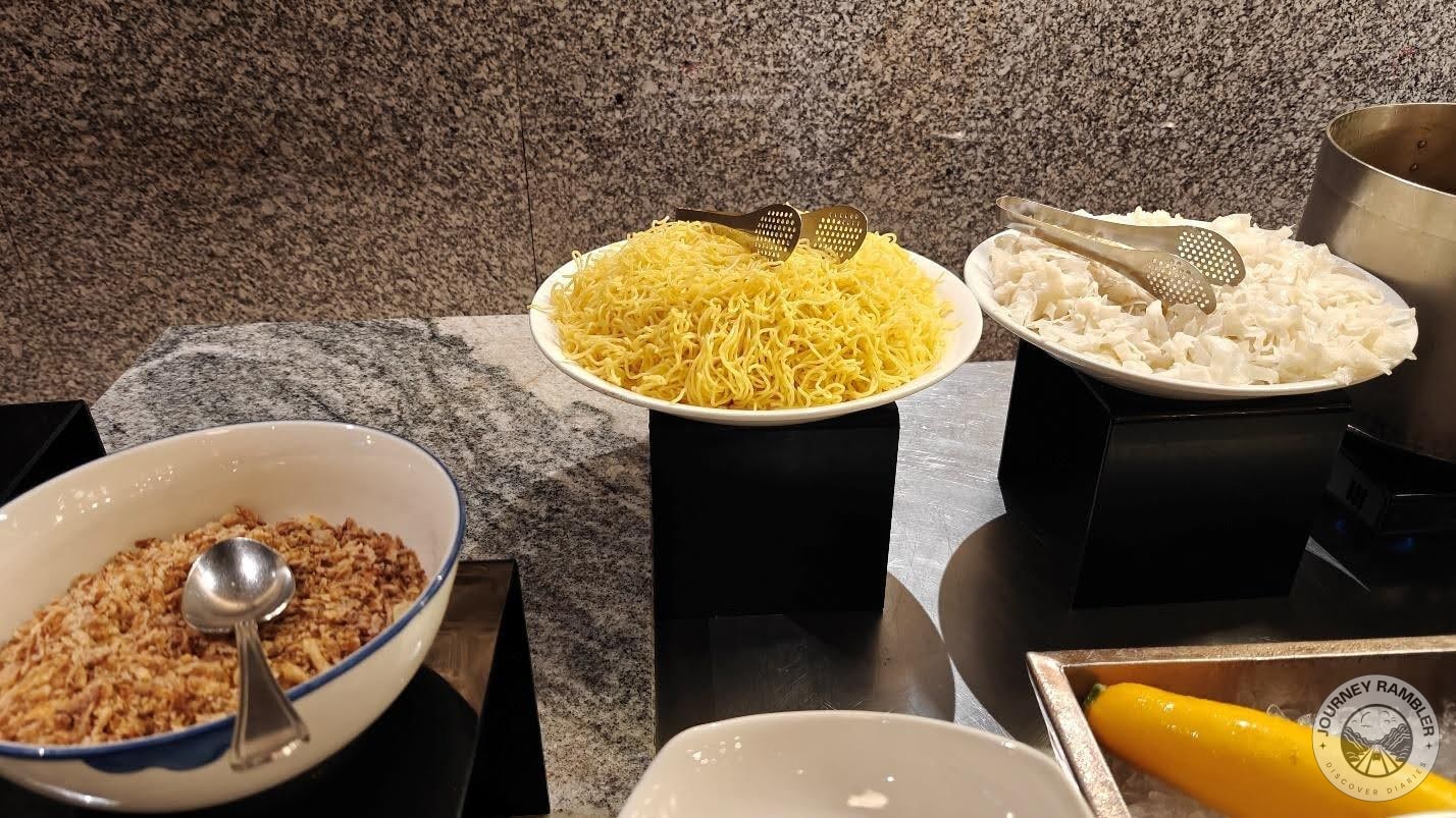 egg noodles and rice noodles