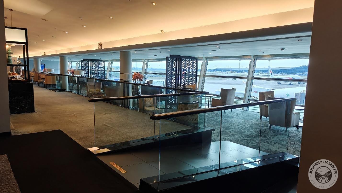 entrance to this other lounge area