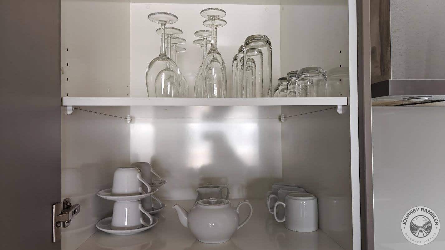 Glasses, mugs and cups