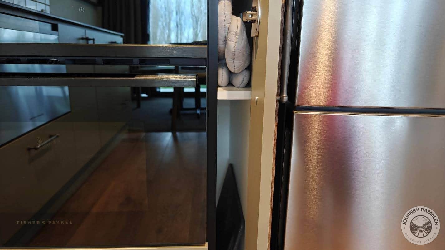 Oven gloves and a chopping board