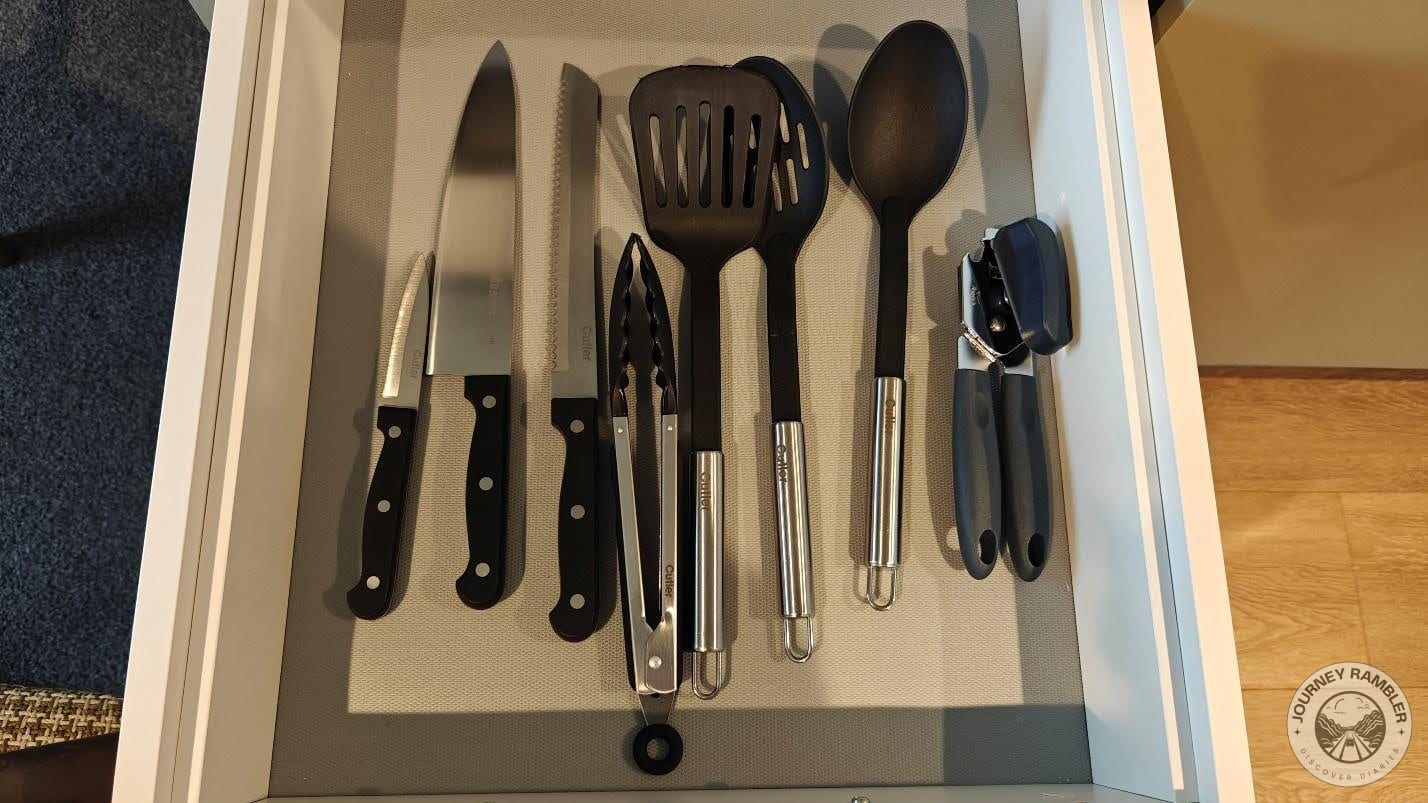 Plastic spatulas and big chopping knives