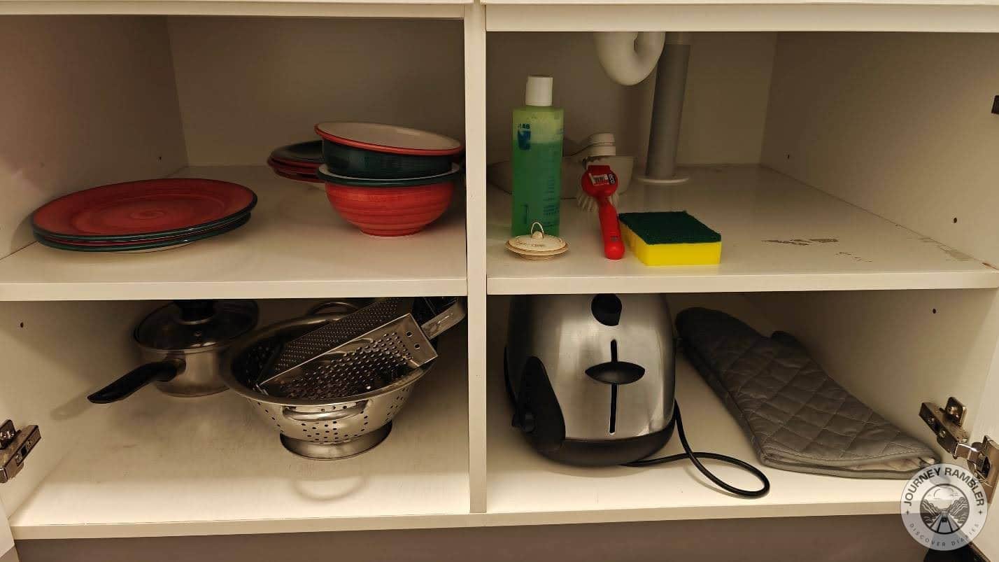 Strainers, cheese graters, plates and bowls and cleaning supplies