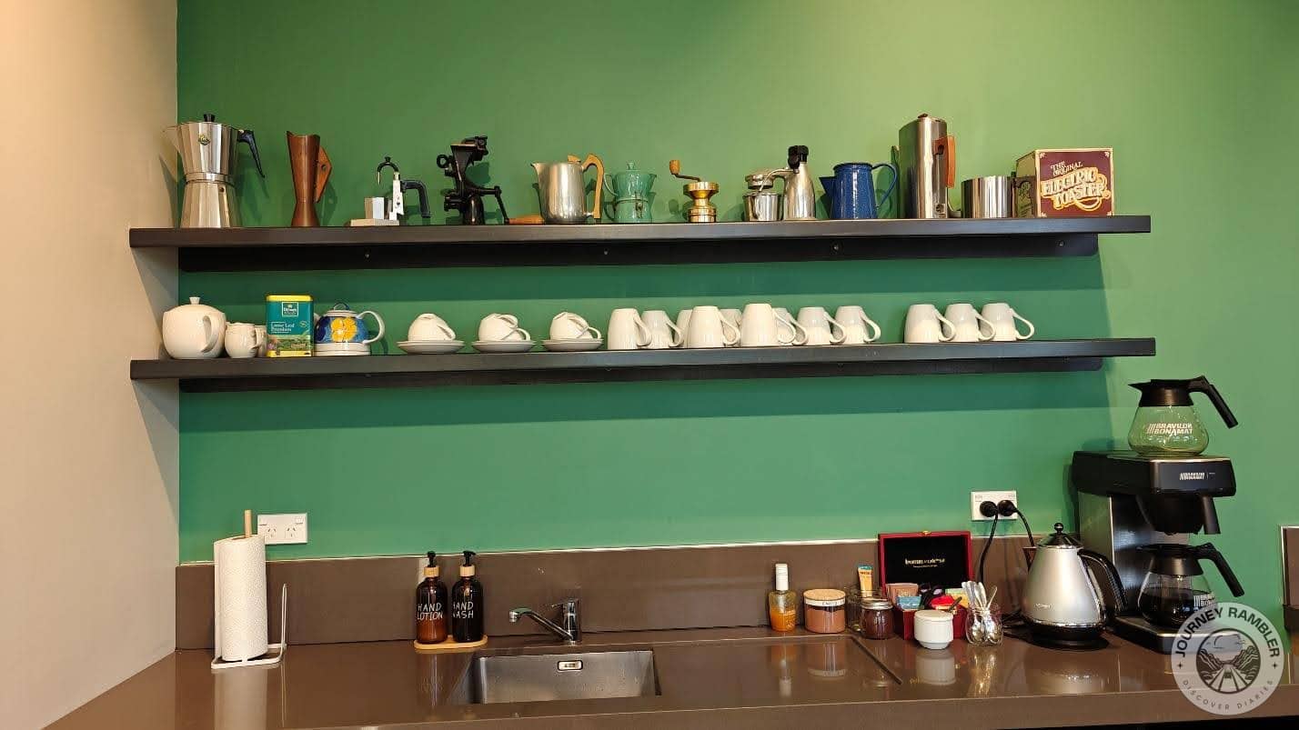 White mugs and teacups