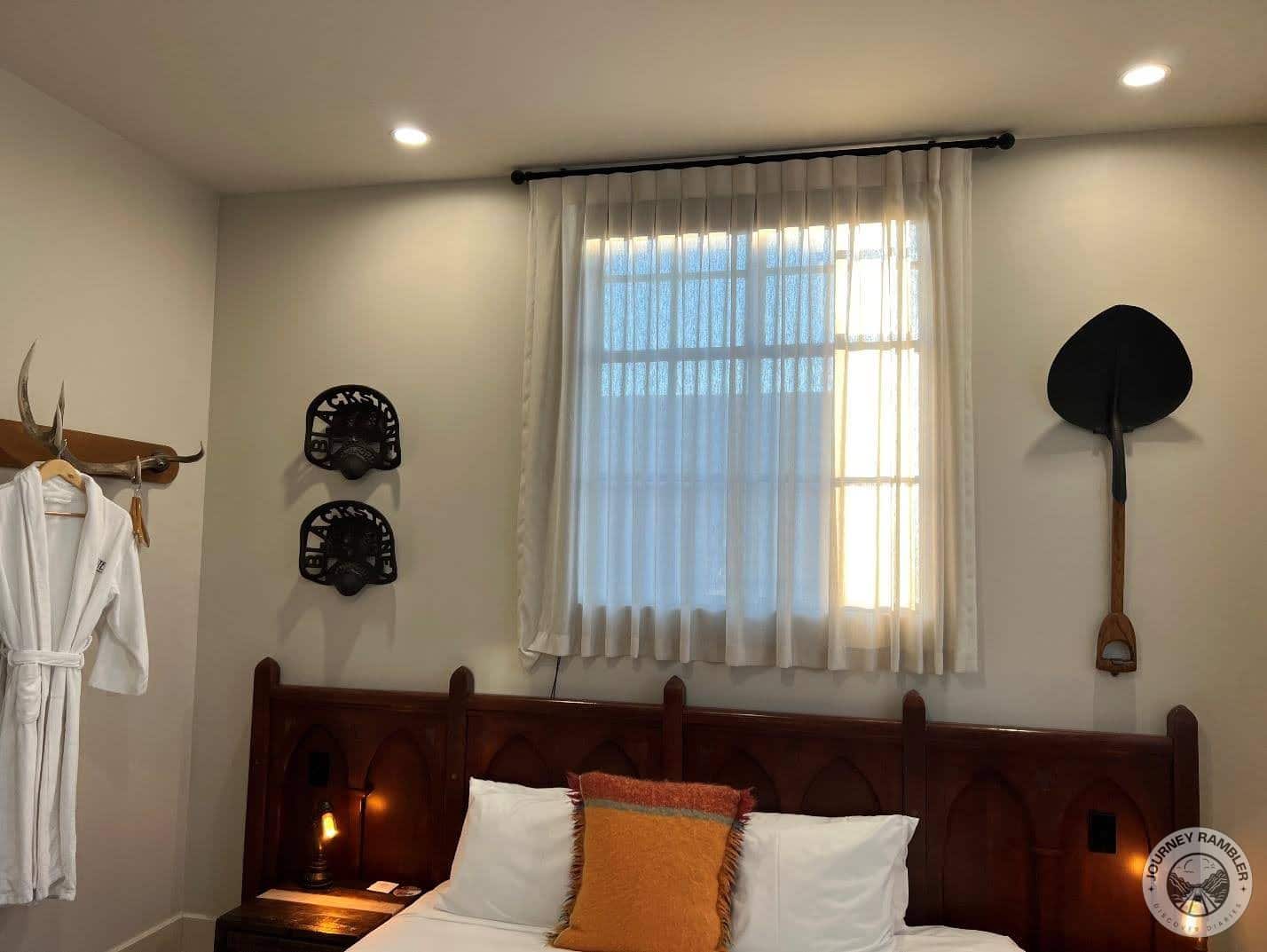 bed had a lovely headboard
