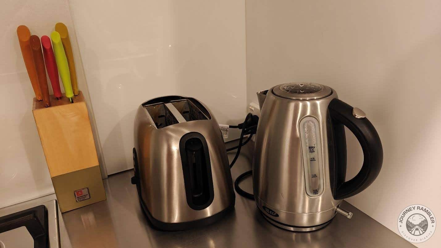 block of knives, a toaster and an electric kettle
