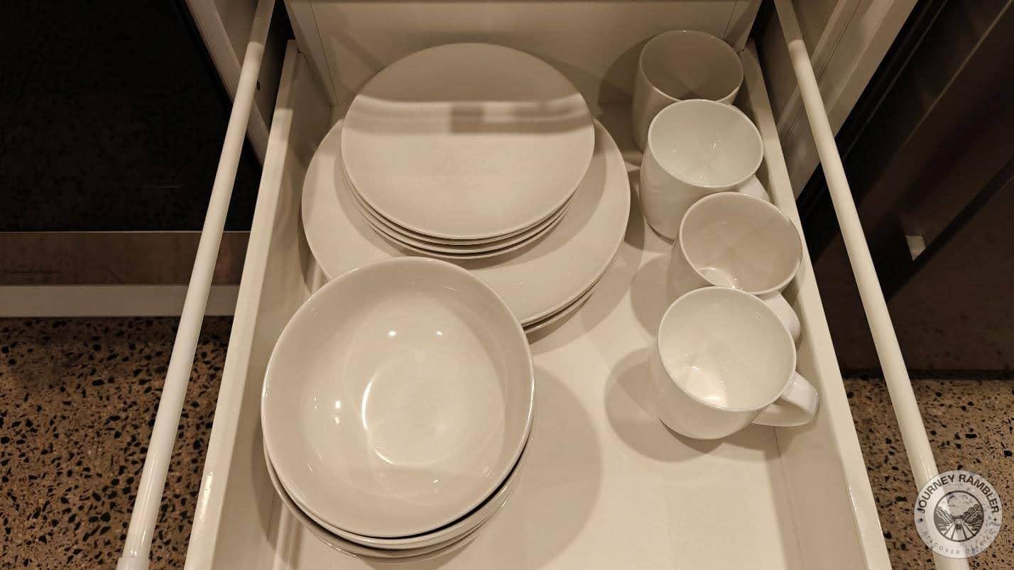 dinner plates, quarter plates, serving bowls and mugs
