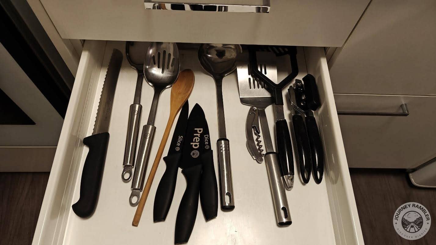 spatulas, chopping knives and ladles