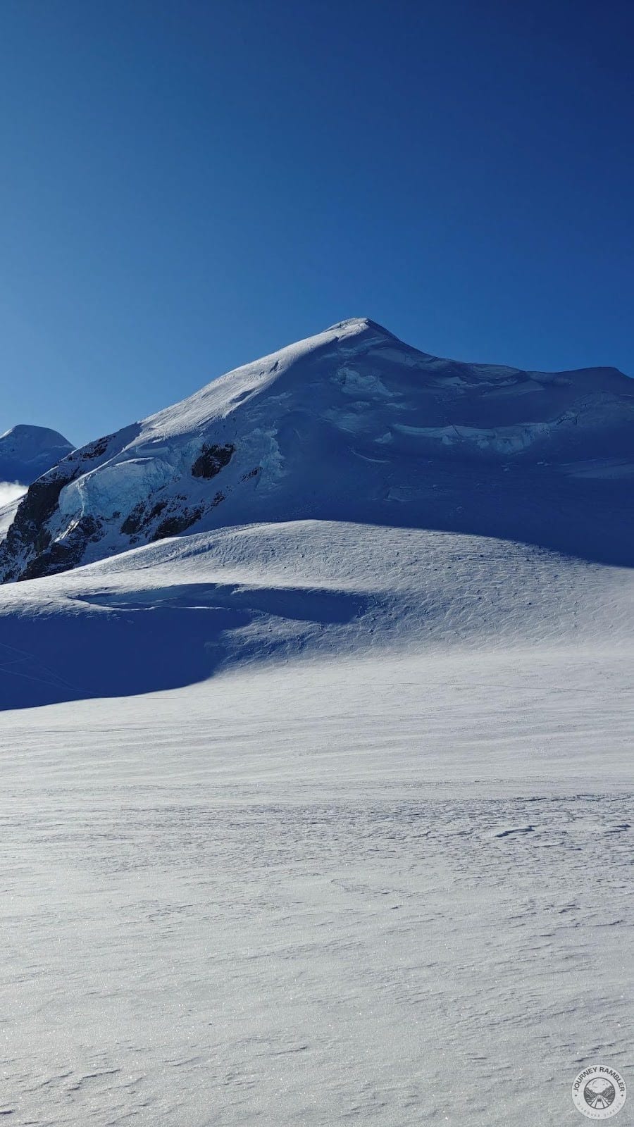 this small hill doesn’t have advection fog
