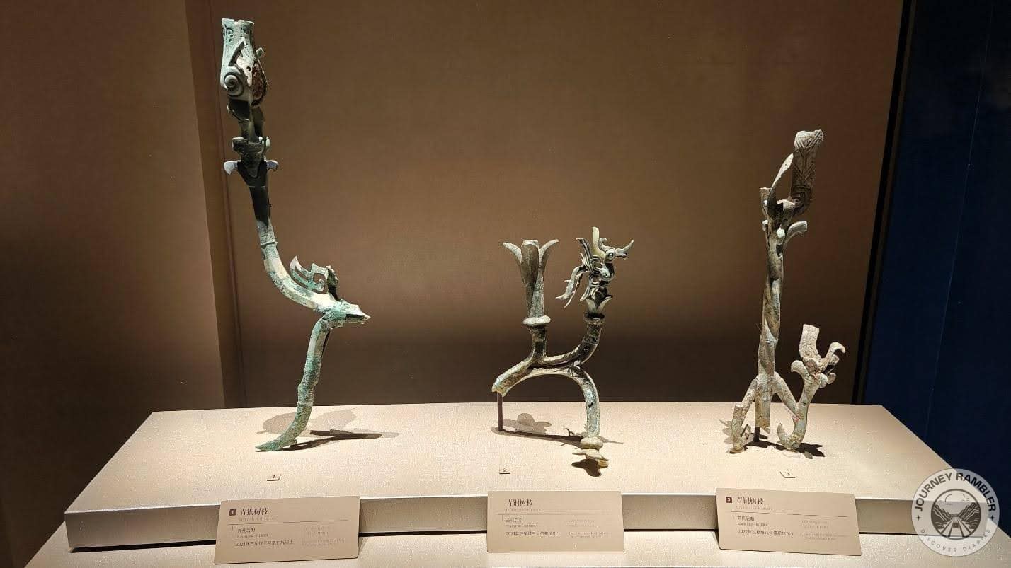 All the bronze items were carefully displayed in glass cases