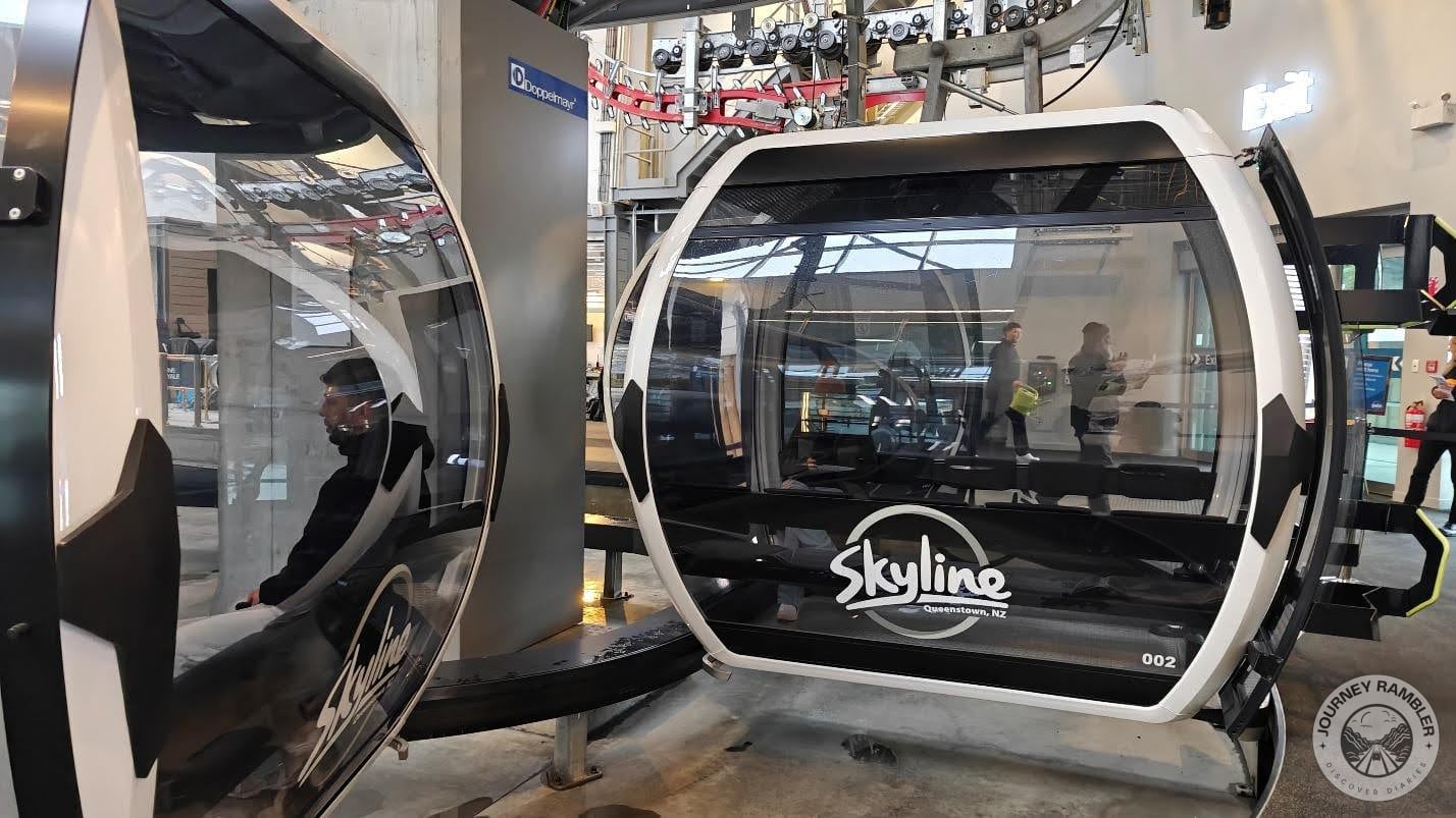 Each gondola had benches on two sides