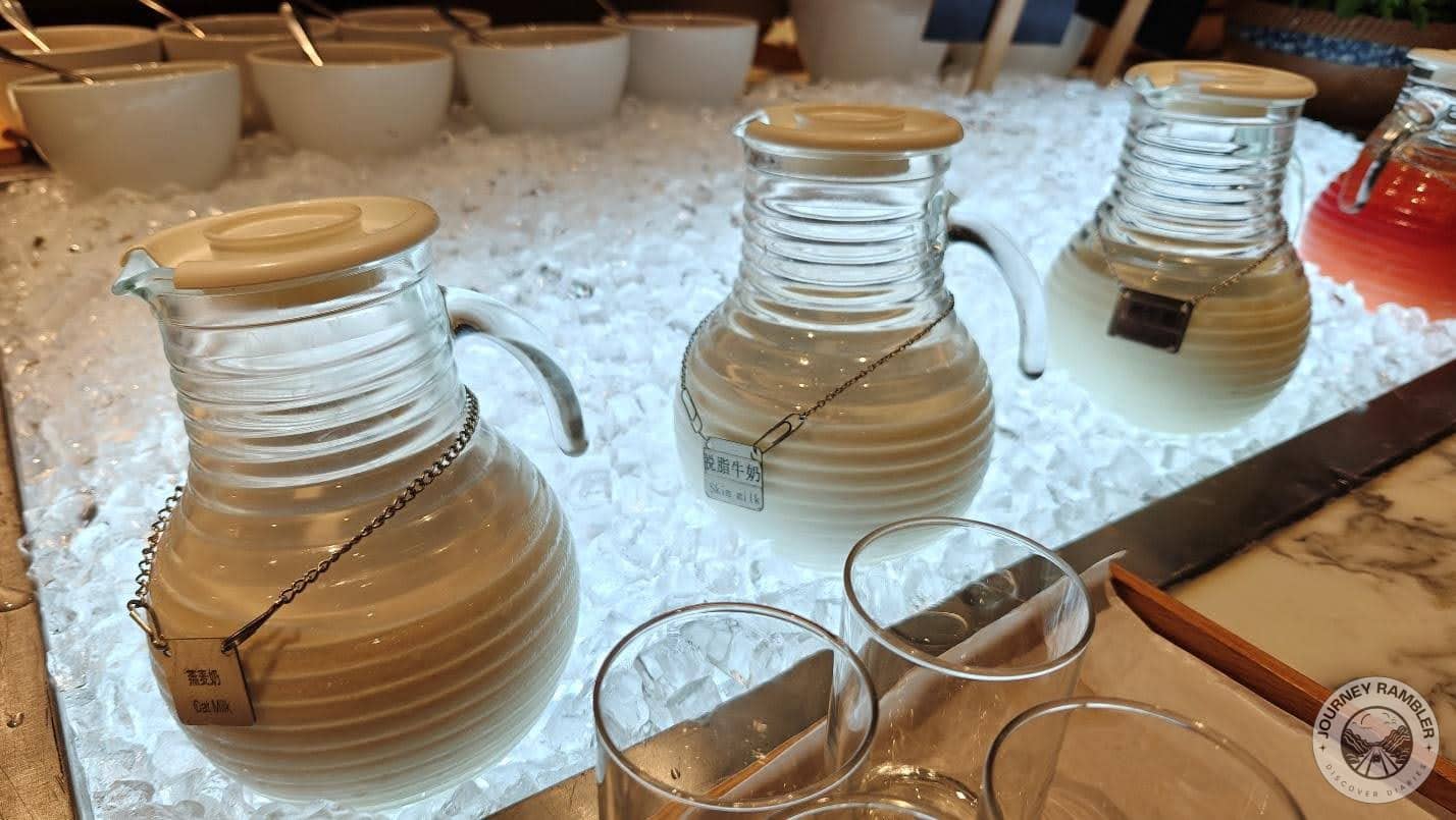 Even the oat milk and skim milk were in jars on ice