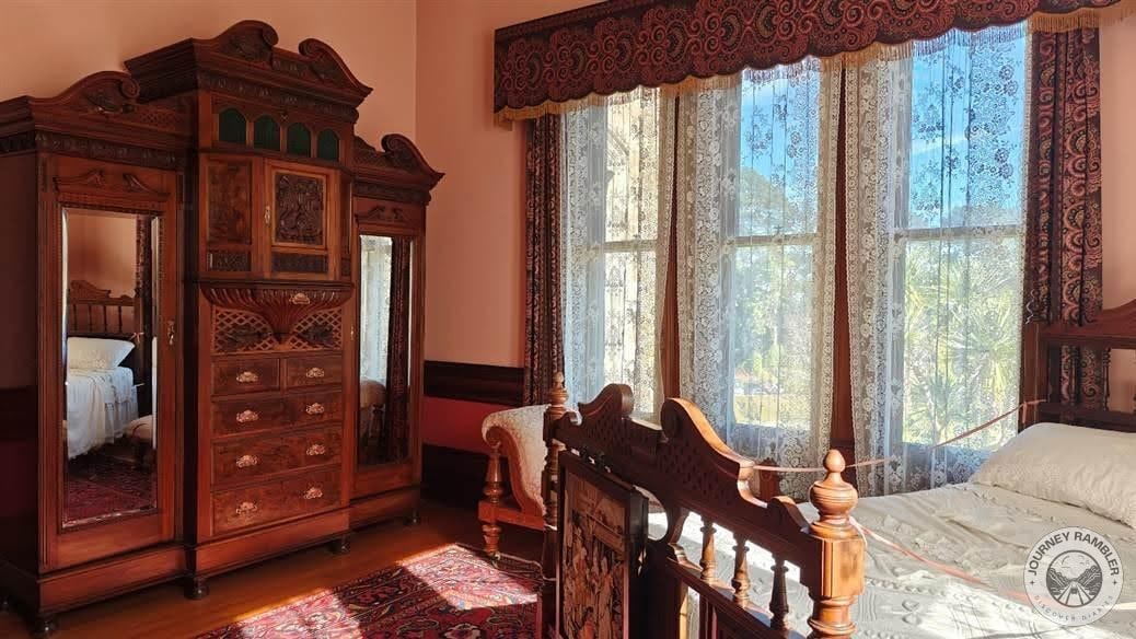 cabinet here also looked like it was well maintained