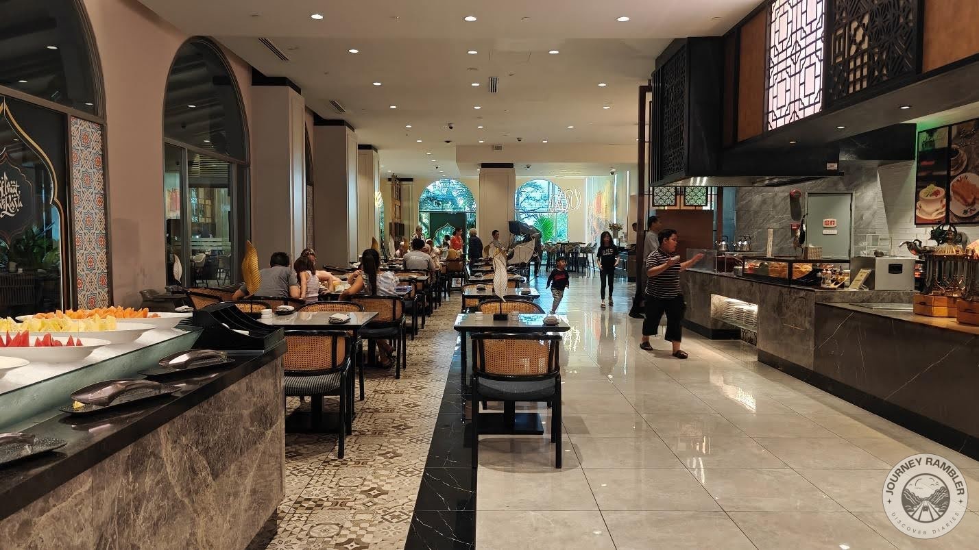 few tables were full but there were plenty of empty tables