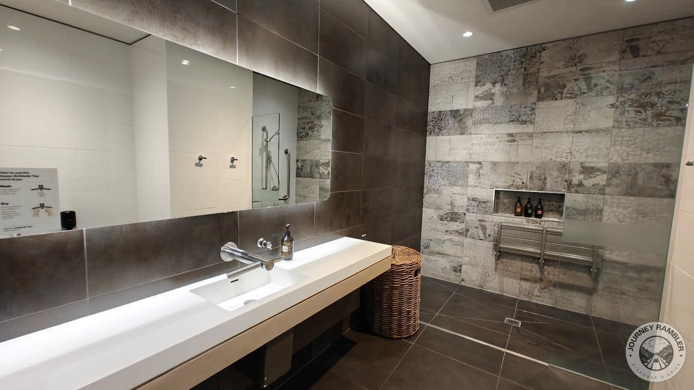 large bathroom which was very clean