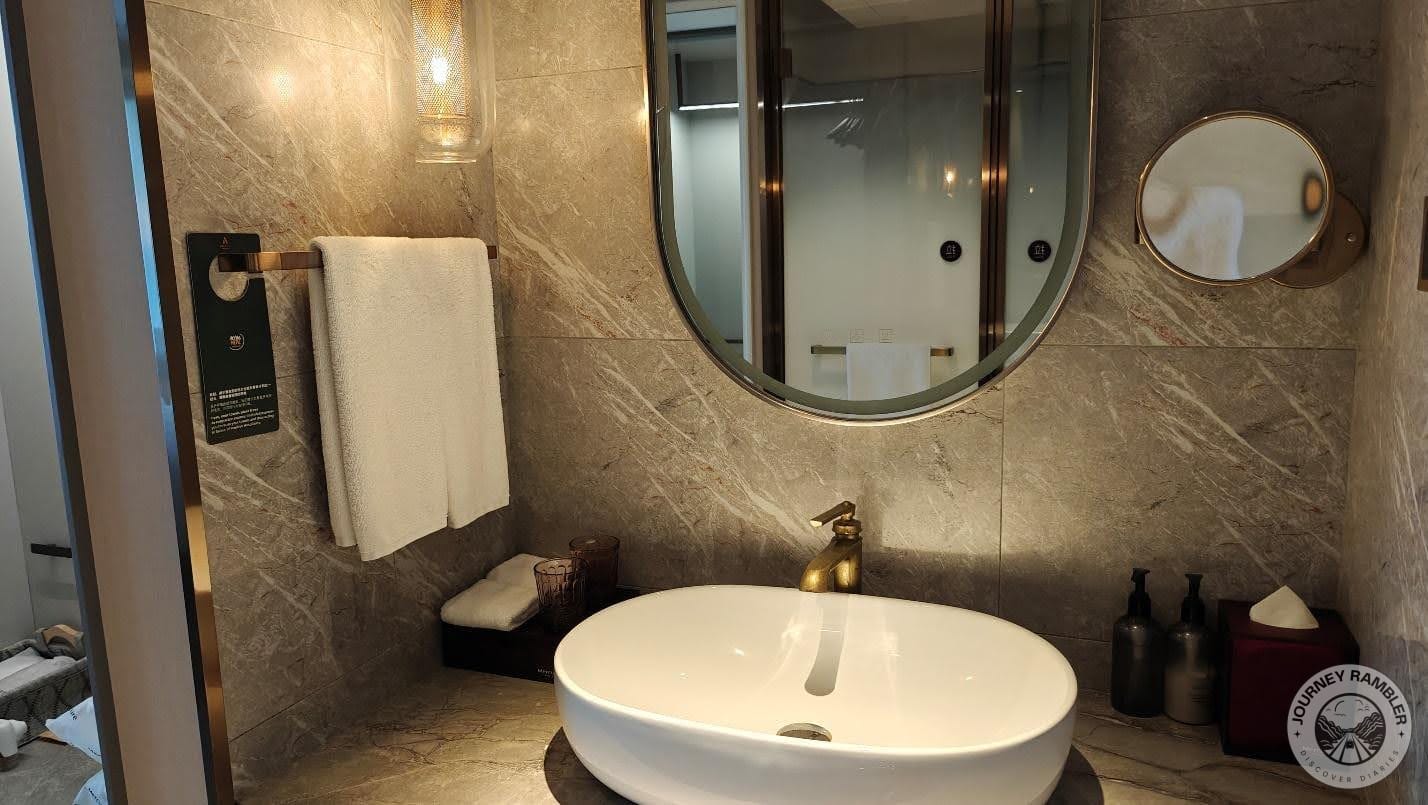 large washbasin with a set of clean towels next to it