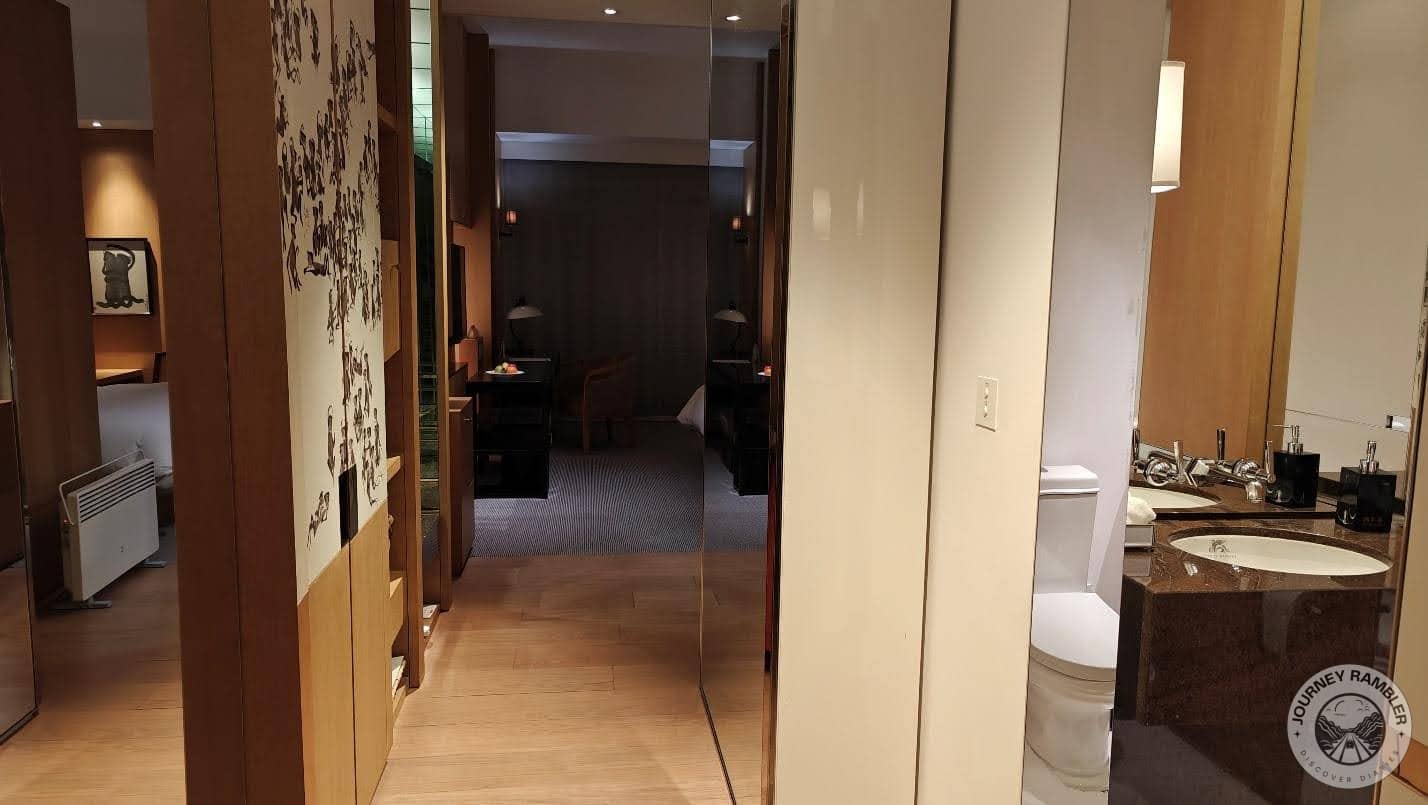 little corridor between the bathroom and the closet