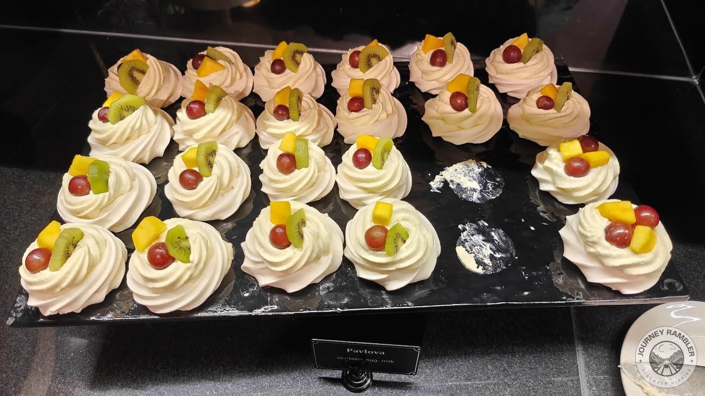 pavlovas were topped with fresh fruits