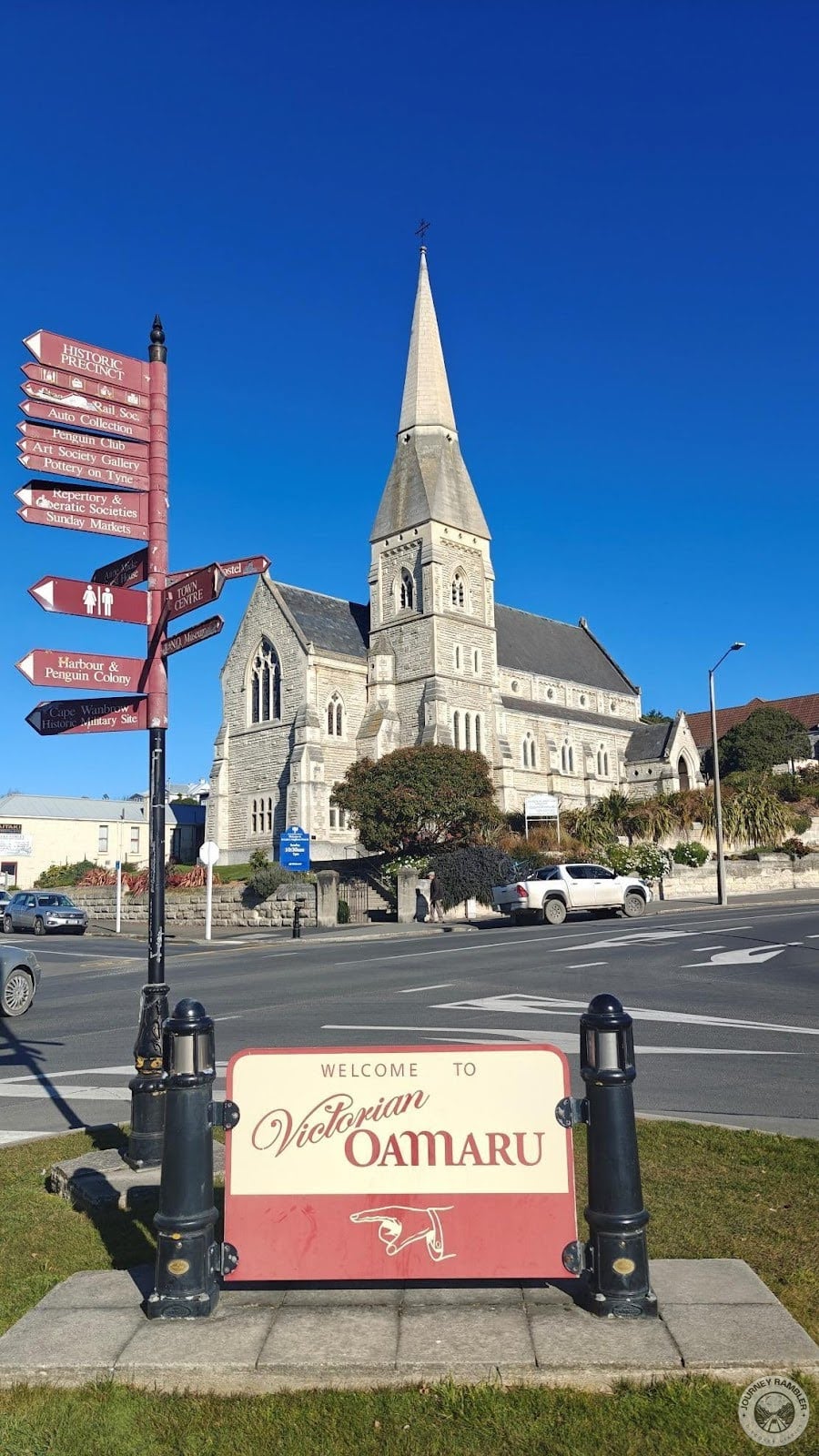 sign at the end of the center island of Thames Street