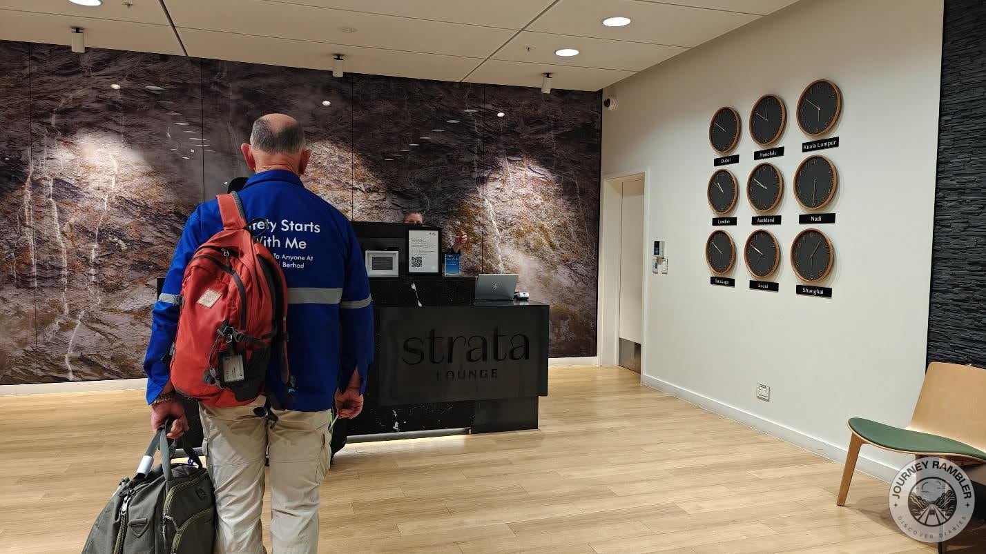 some people waiting to get into the lounge