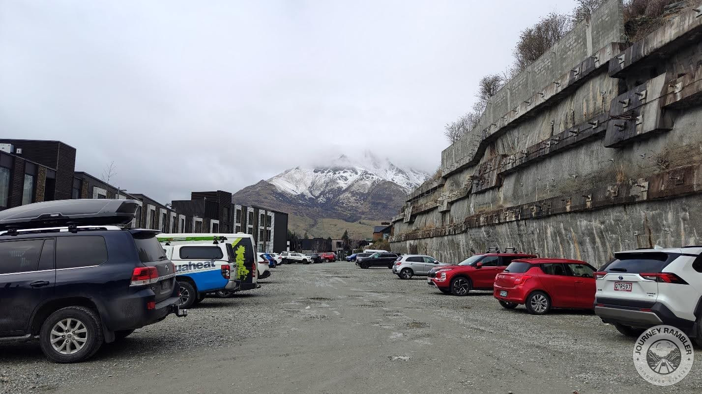 spacious parking lot right in front of the hotel