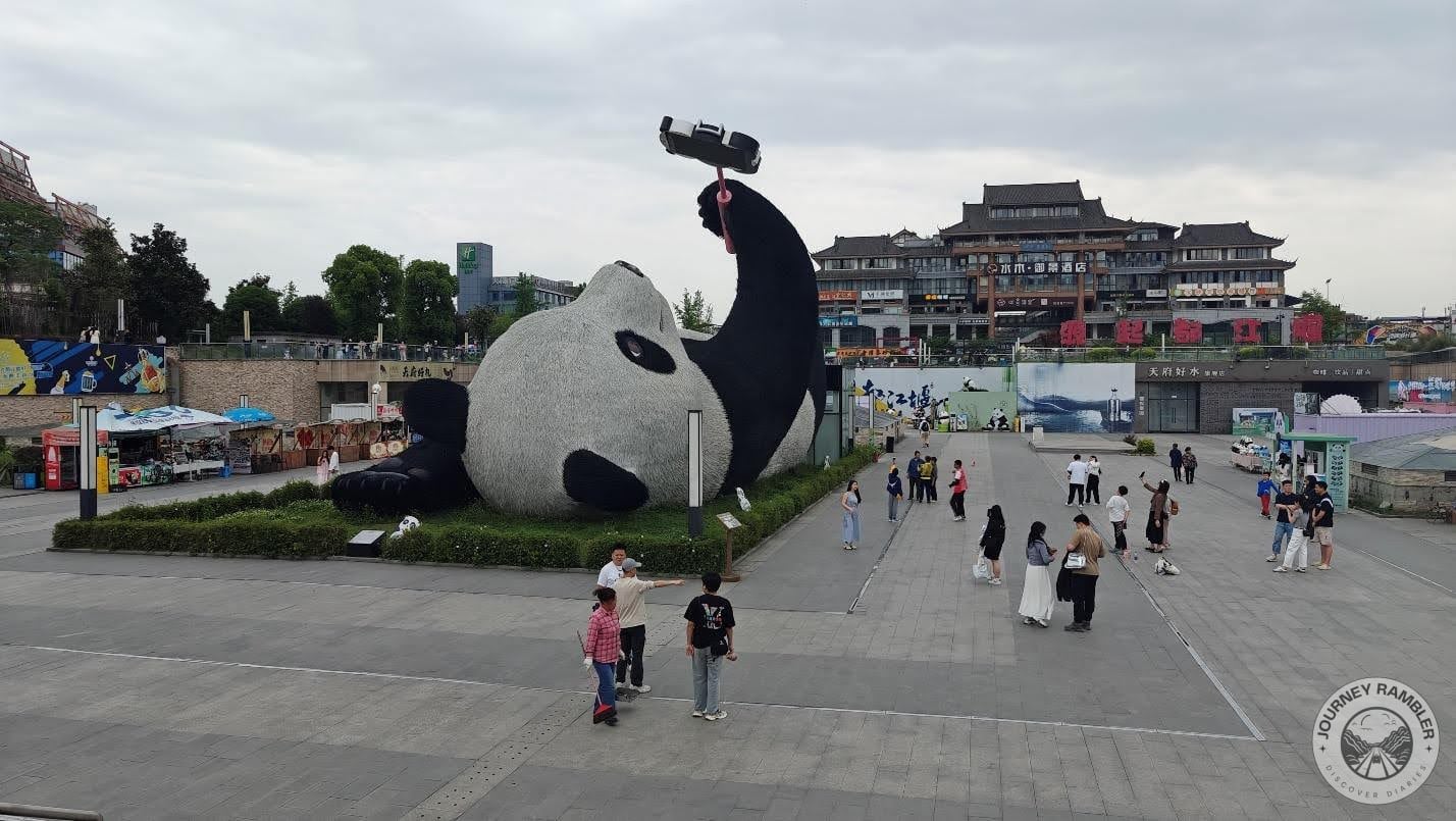 square was beginning to fill with lots of people