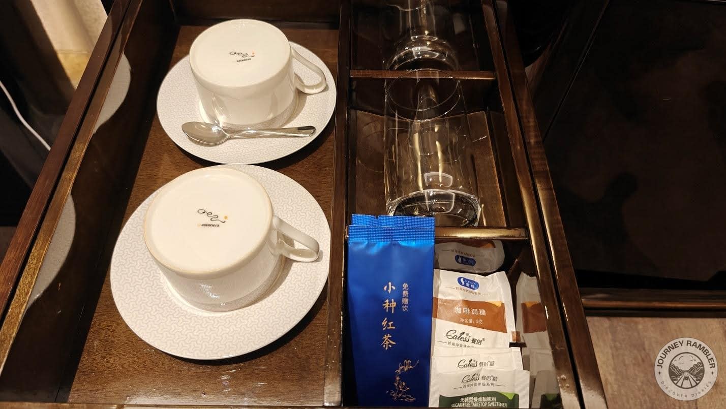 teacups and sugar sachets