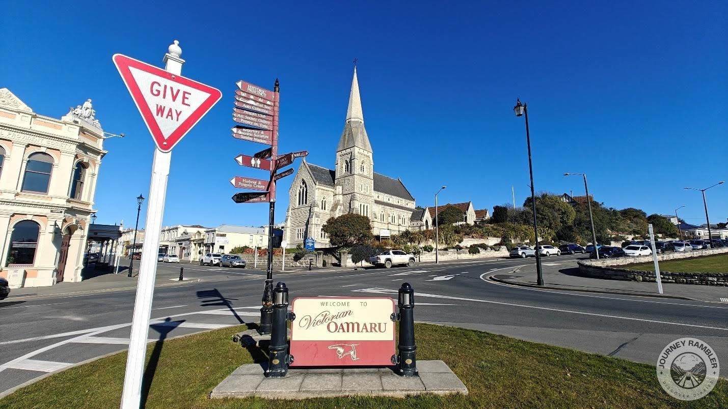 wider angle view of the sign at the end of the center island of Thames Street