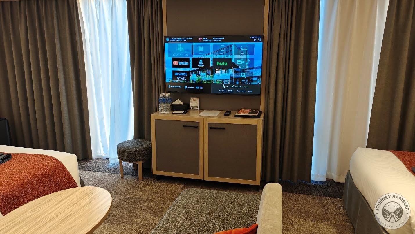 It would be very convenient to lie in bed and watch a movie or TV show