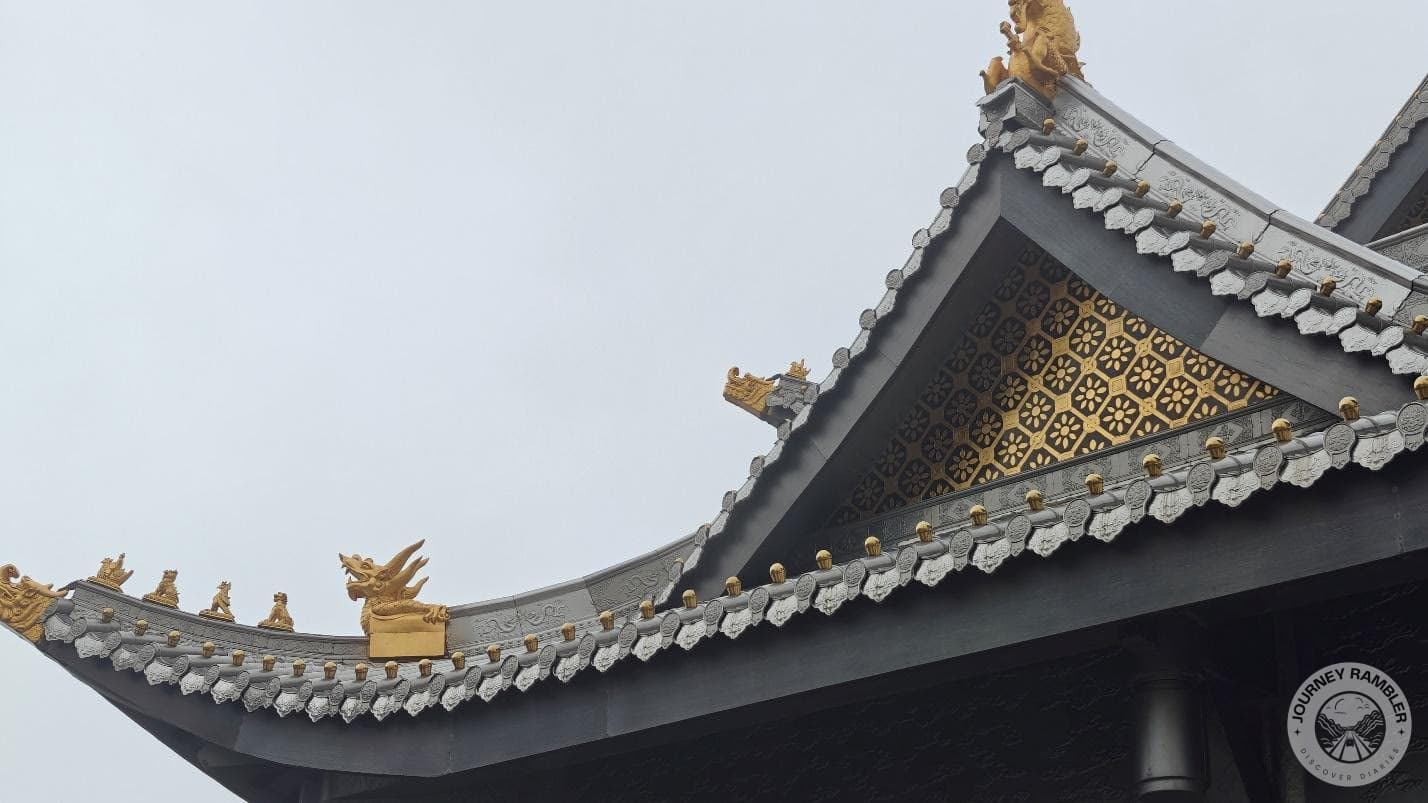 closer look on roof of Jade Buddha Temple