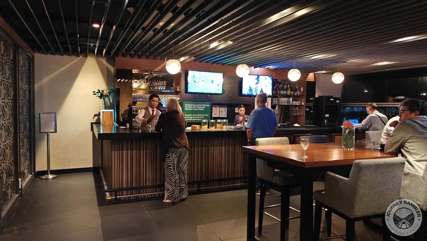 few people had gathered at the bar