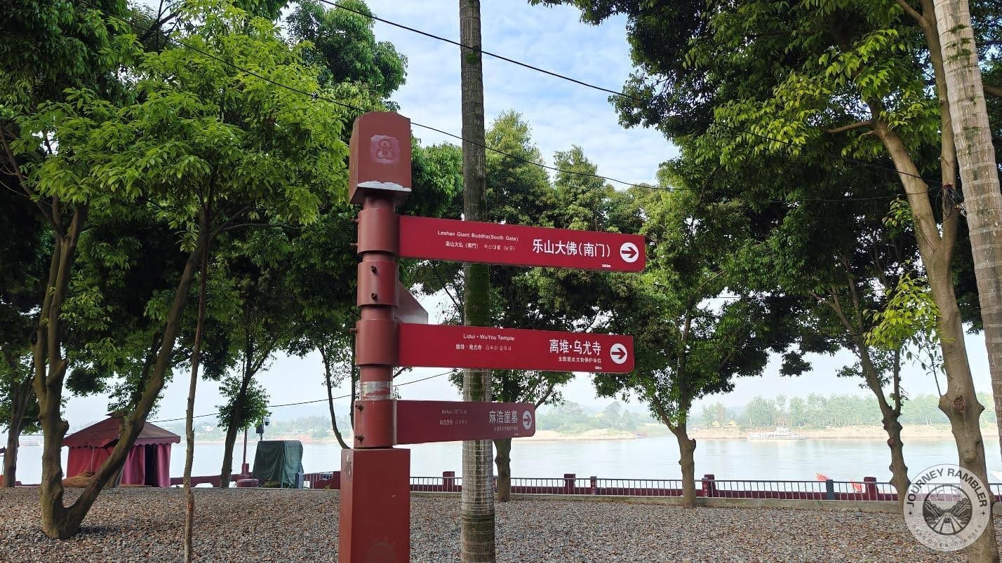 signs pointing to the general direction of the notable attractions here in the Leshan Scenic Area