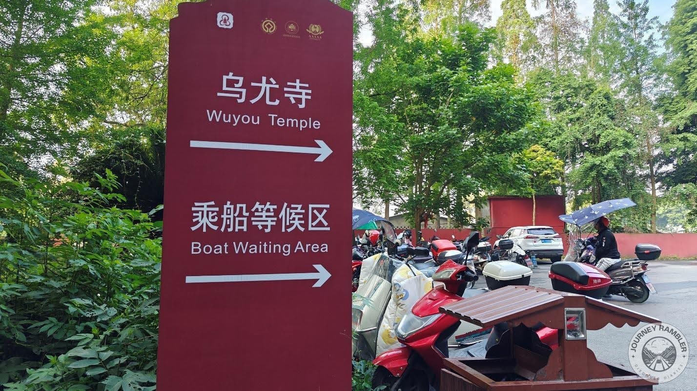 signs pointing to the pier