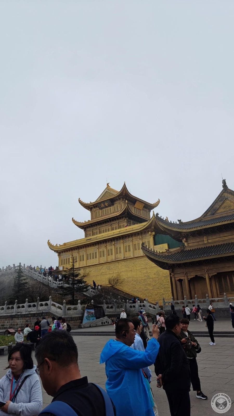 some of the halls in the Huazang Temple complex