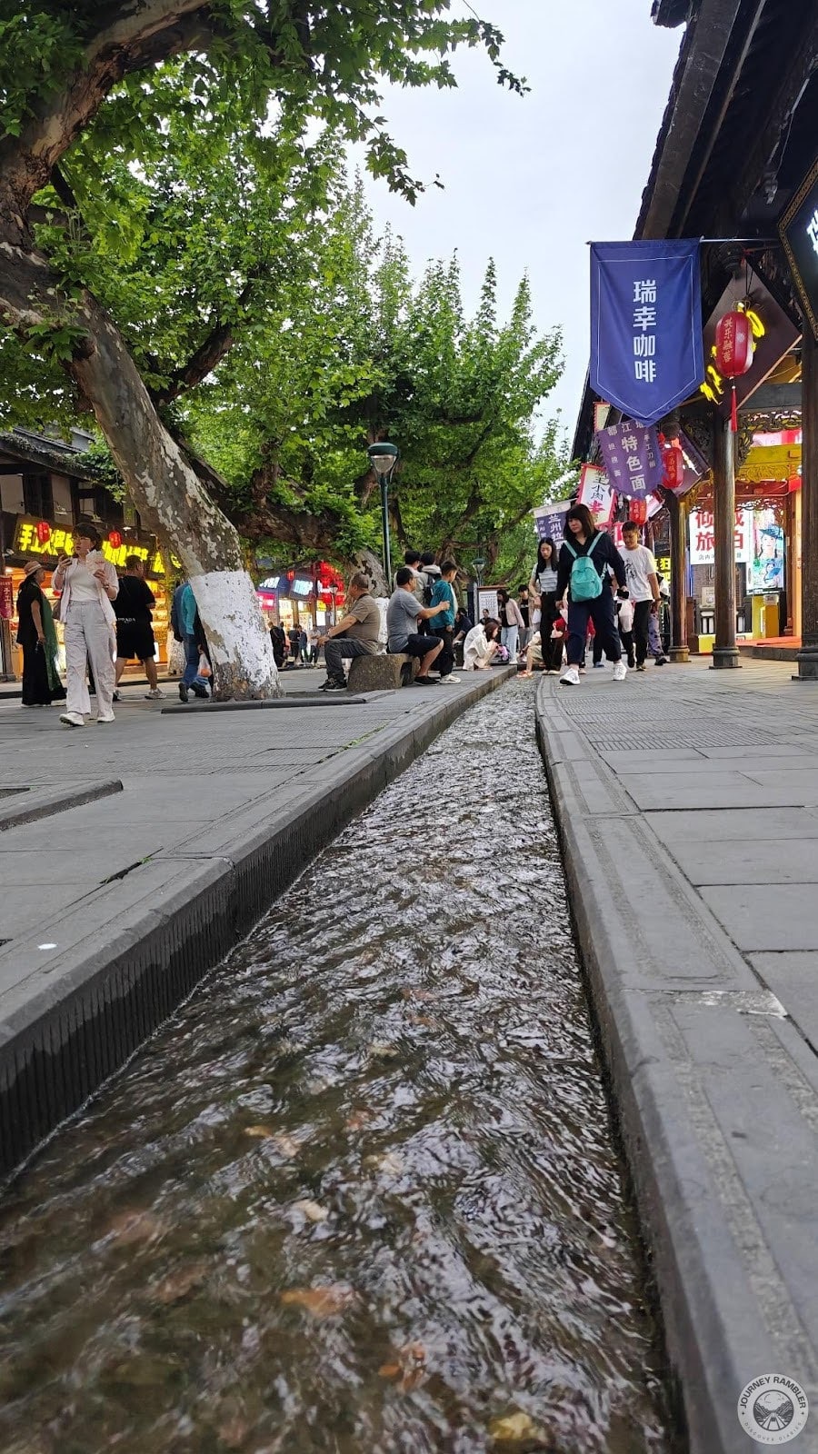 streams and canals which had water flowing along the streets